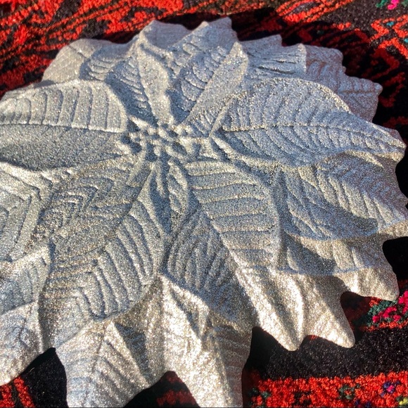 [akcam] NWT Set of Four 8” Plates - Silver Glitter Poinsettia Design - Picture 8 of 11